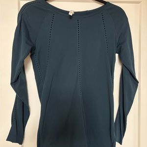 Athleta Green Fitted Blouse with Full Sleeves